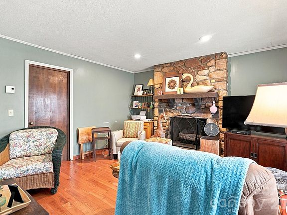 5th image of 922 Goose Hollow Rd