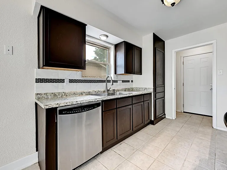 509 Greenway Dr — Photo 10