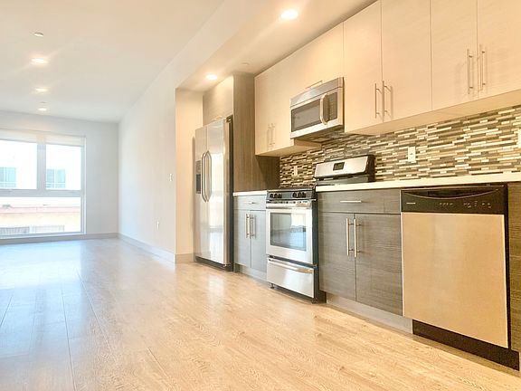 3rd image of 3714 Kelton Ave #405