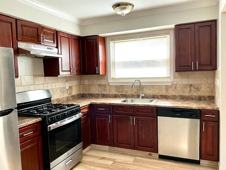 300 Jefferson Ave #1 — Photo 9