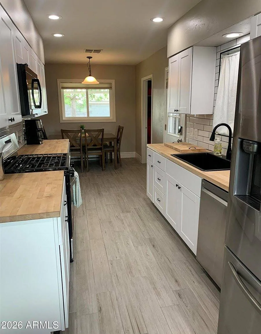 3 bed, 1386 sqft, $3,400 — Photo 2