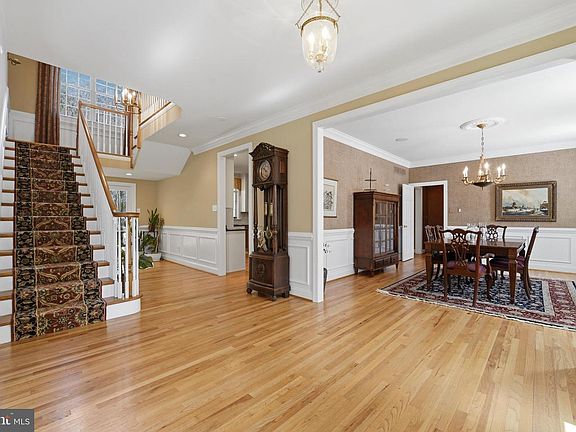 3rd image of 1322 Washington Ln