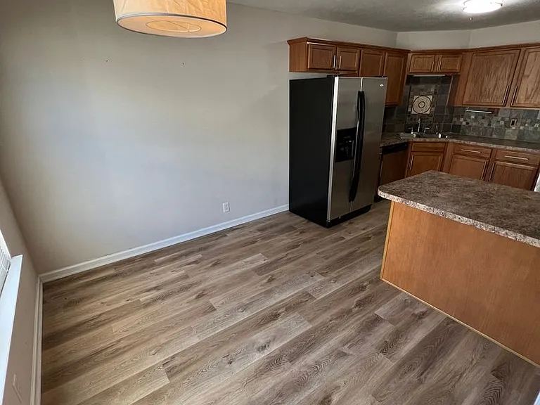 872 Wolves Den Pl — Photo 3
