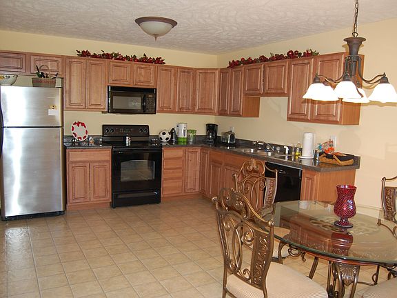 Huge Eat In Kitchen!!