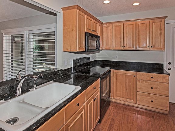 4th image of 16 Carriage Ln
