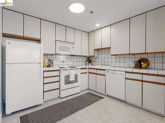 3rd image of 501 Arguello Blvd APT 301
