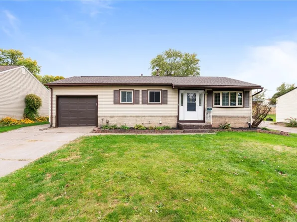 1523 Golden Valley Dr, Bettendorf, IA 52722