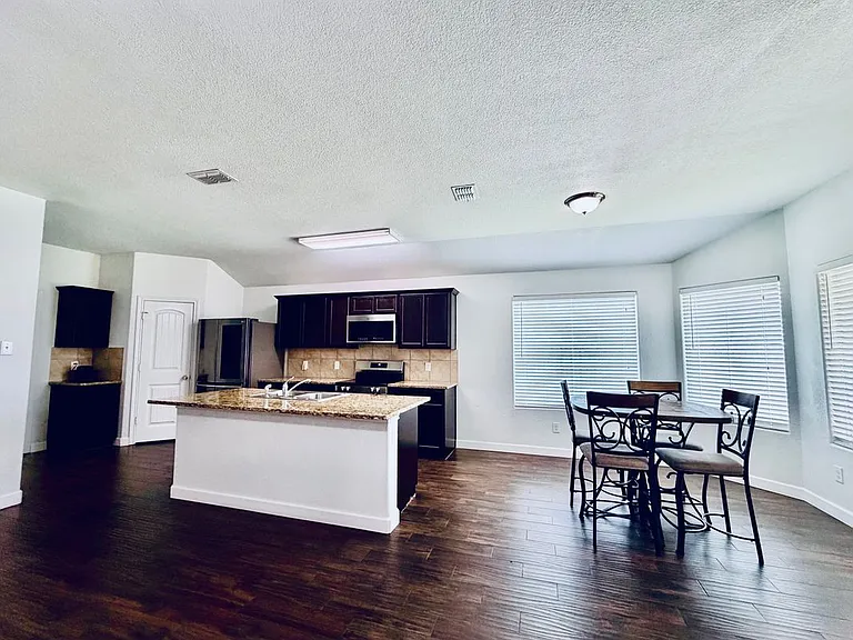 520 Cantebury Park Ln — Photo 6