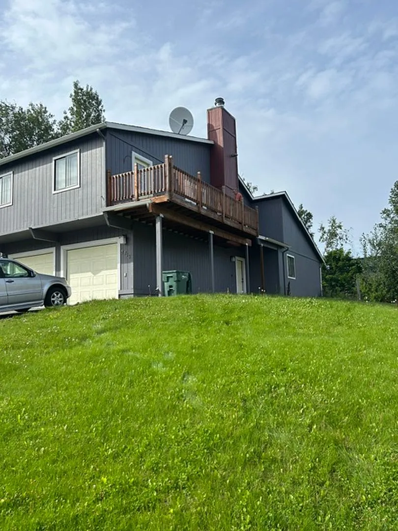 Designer 2 Bedroom with garage, deck, and view — Photo 1