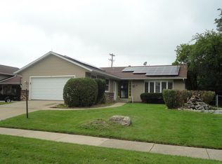 2 Woodridge Ln, Streamwood, IL 60107