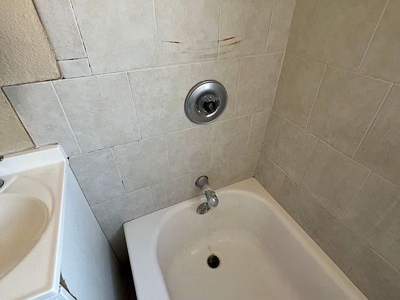 4th image of 4861 Clara St #19