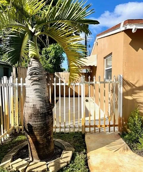 720 N 64th Ave — Photo 5