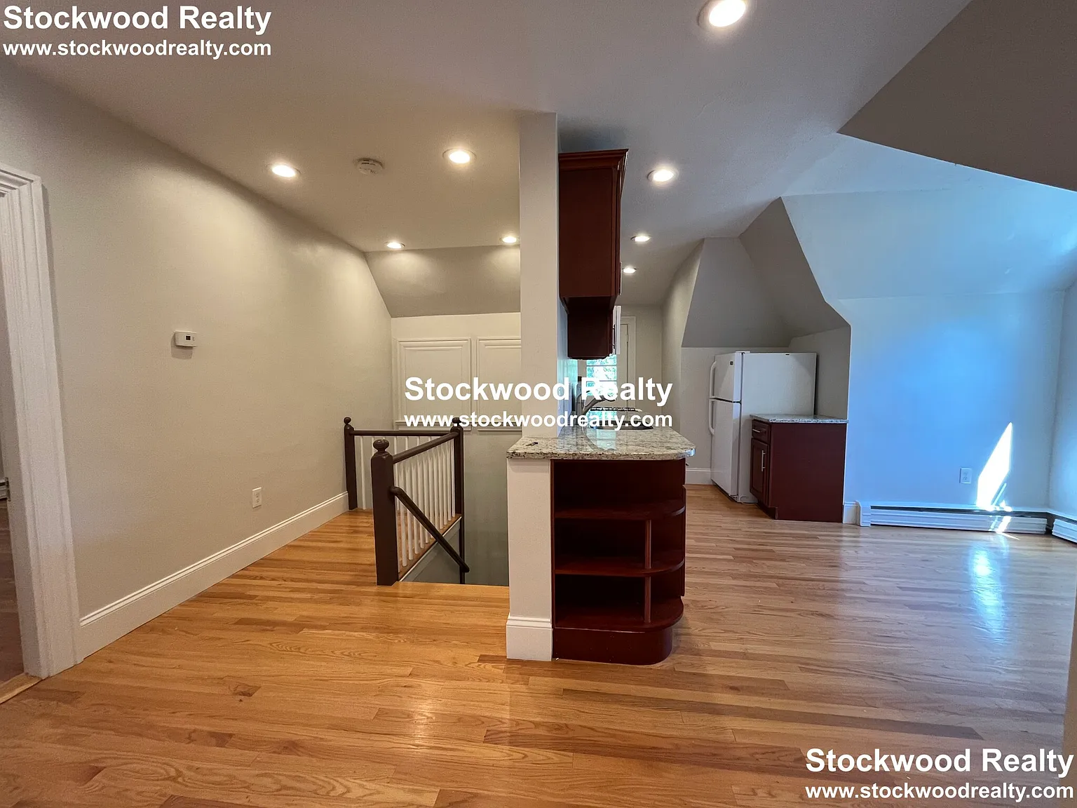 90 Lyndhurst St — Photo 2
