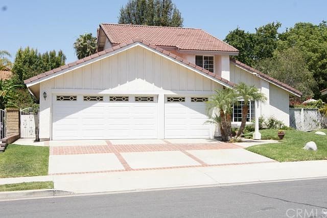 Beautiful curb appeal .