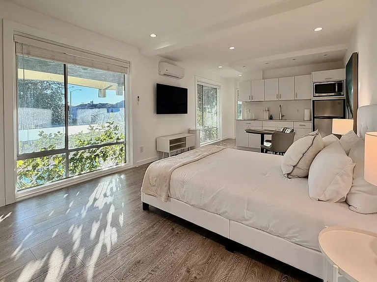 Wilshire Embassy Apartments — Photo 16