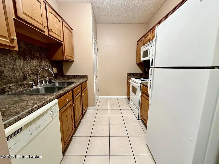 907 E Hackberry St #3 — Photo 4