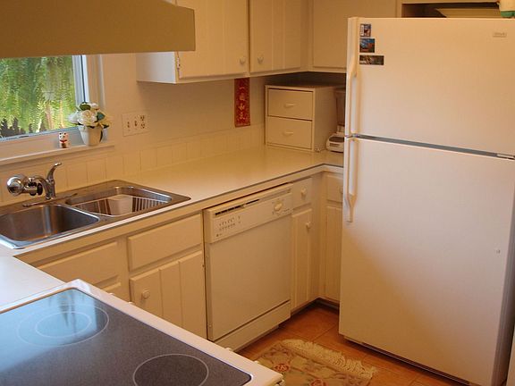 Newer appliances! Tile!