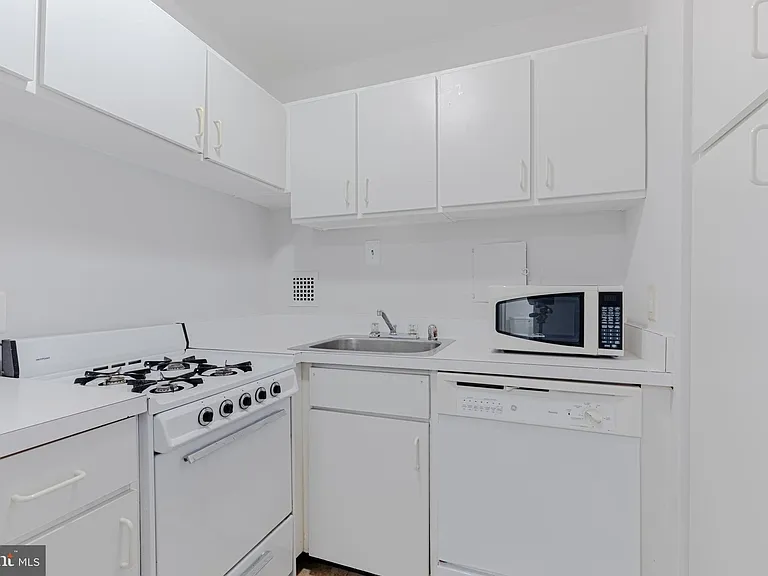 950 25th St NW #327N — Photo 4