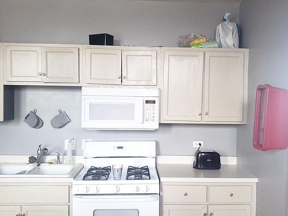 2nd image of 2219 S Paulina St #2F