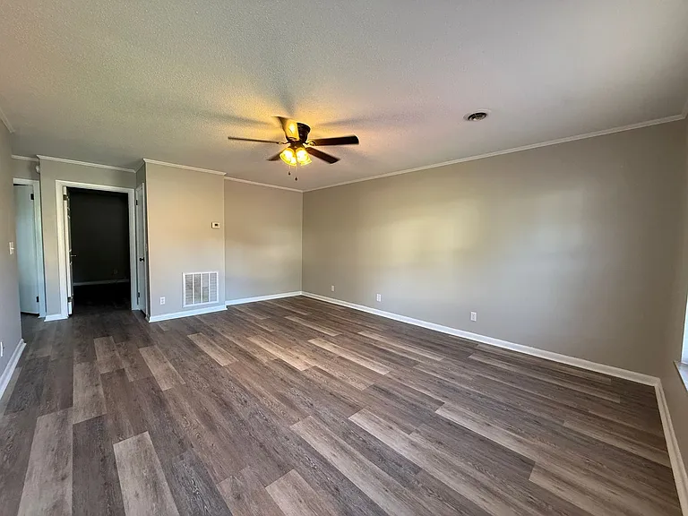104 Skyview Dr — Photo 2