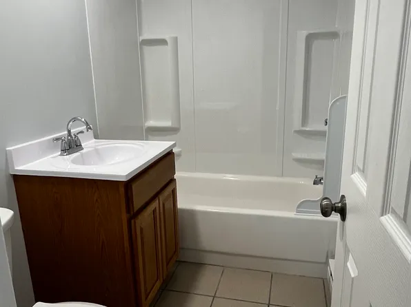512 Chicopee St APT F, Chicopee, MA 01013