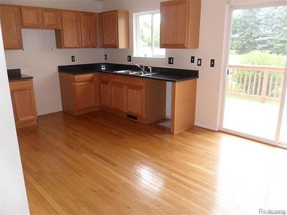 4th image of 192 Legacy Park Cir