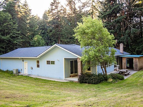 Master bedroom patio w/pond