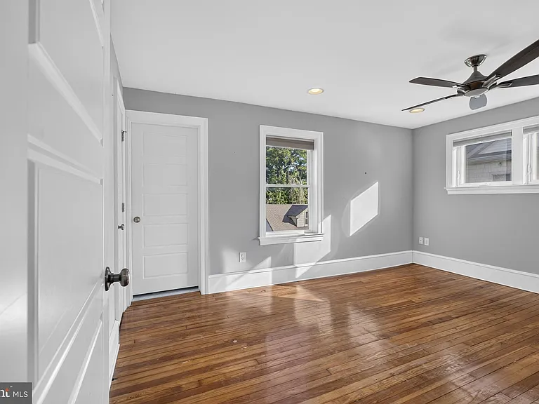 21 E Redman Ave — Photo 40