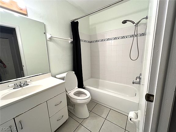 5th image of 4040 S Edgewater Cir