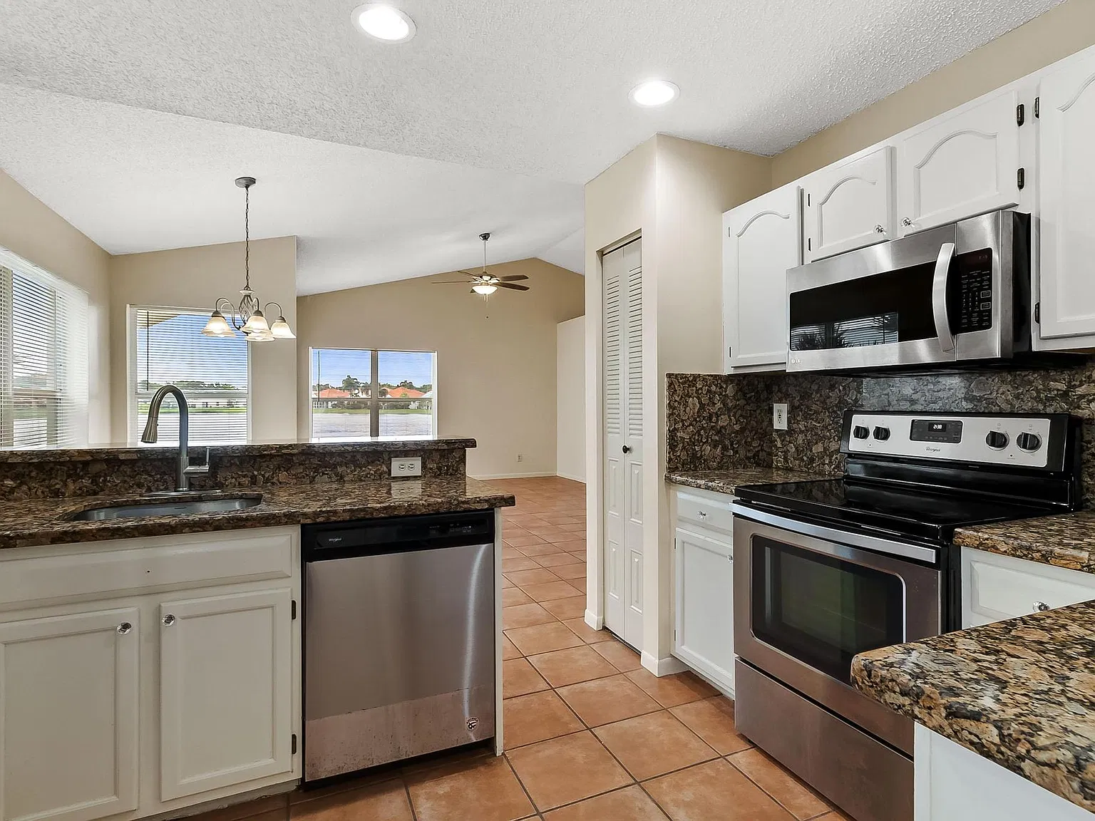 3 bed, 1338 sqft, $3,950 — Photo 3