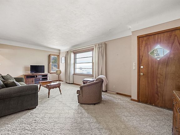 3rd image of 1480 Henderson Dr