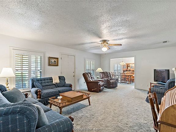 3rd image of 1609 Woodland Dr