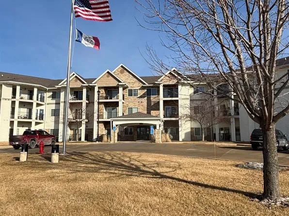 915 W Merle Hibbs Blvd #108, Marshalltown, IA 50158