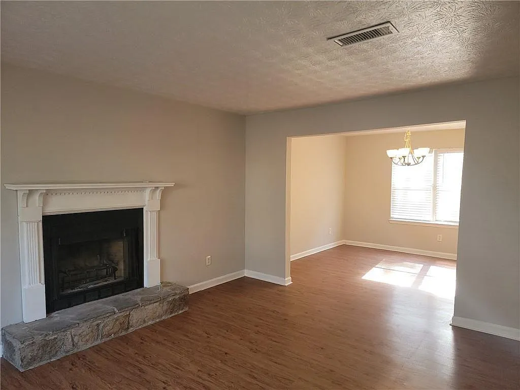 3 bed, 2.5 bath, 1944 sqft, $1,800 — Photo 2