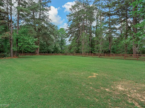 3rd image of 504 Moore Rd