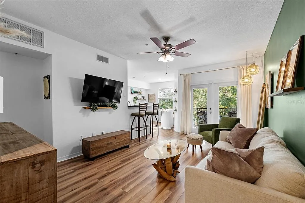 1 bed, 1.0 bath, 1044 sqft, $2,400 — Photo 3