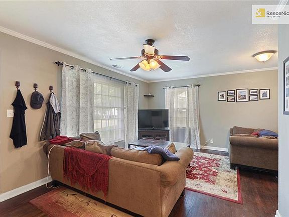 4th image of 620 W 84th Ter