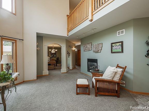 3rd image of 22W424 Hillcrest Ter