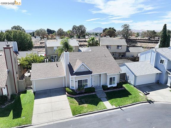 2nd image of 833 Oakwood Way