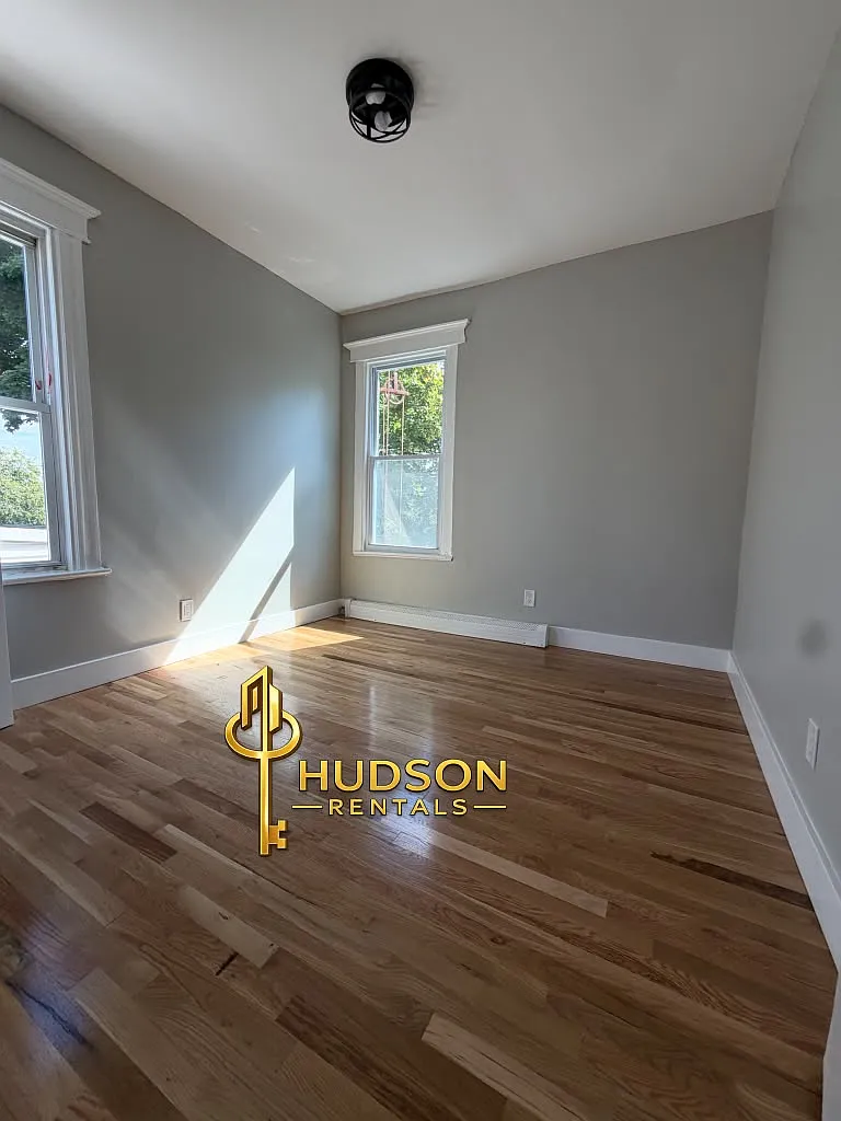 3 bed, 1000 sqft, $2,650 — Photo 3