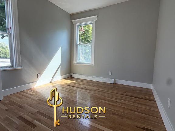 3rd image of 76 Clerk St Floor 3