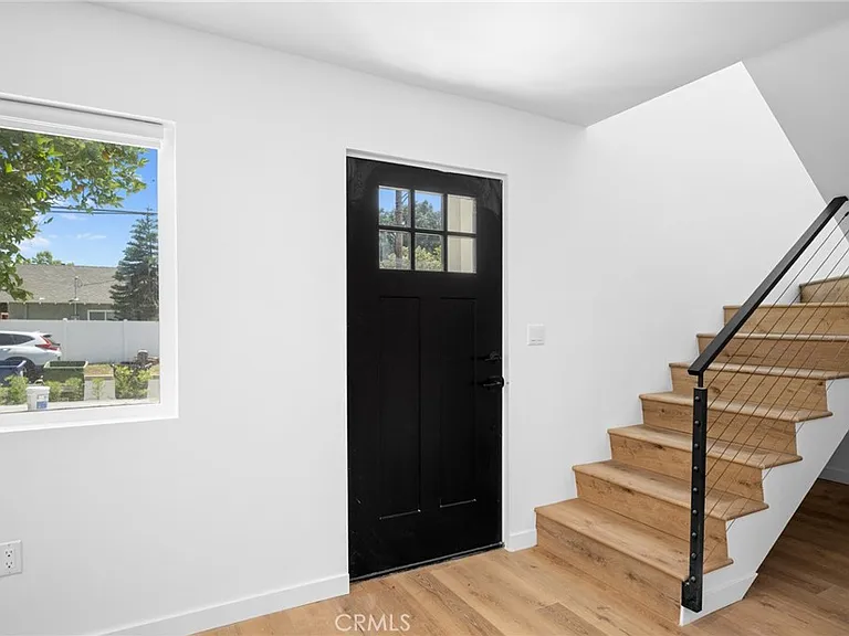 11049 Yarmouth Ave — Photo 4
