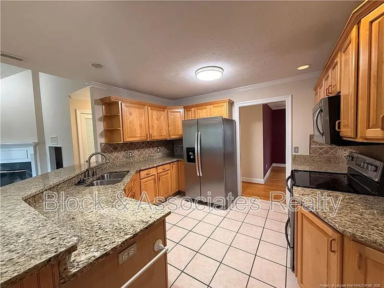 1165 Greenbriar Dr — Photo 6