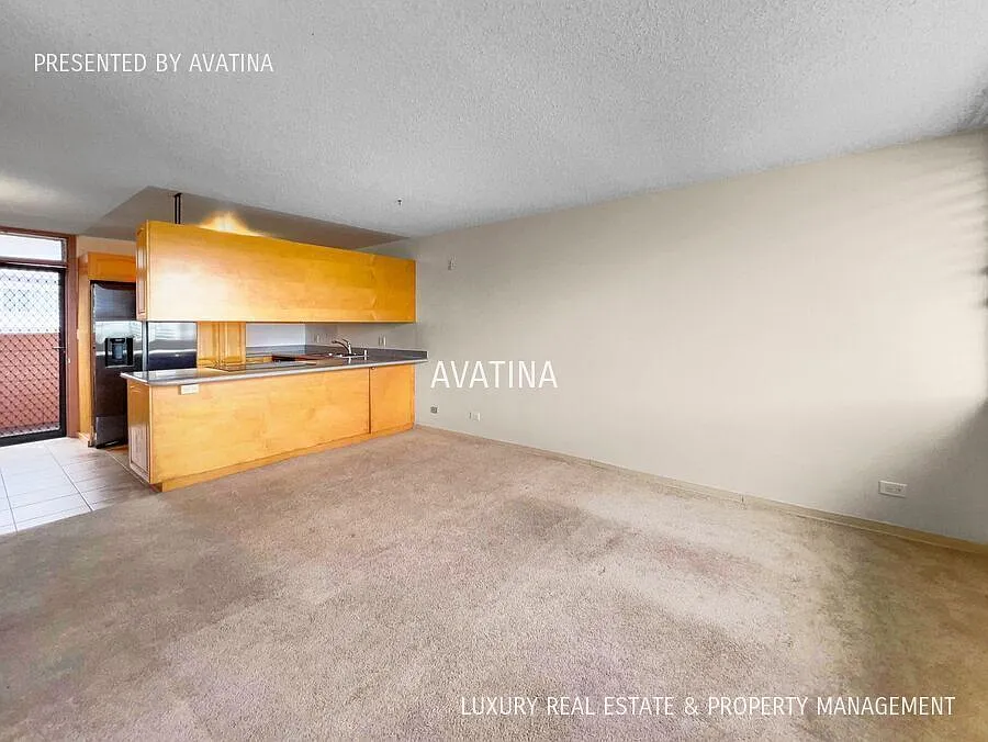 Renovated 3 bdrm condo with electricity, cable & internet included! — Photo 3