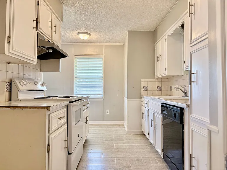 3304 Neely Ave — Photo 3