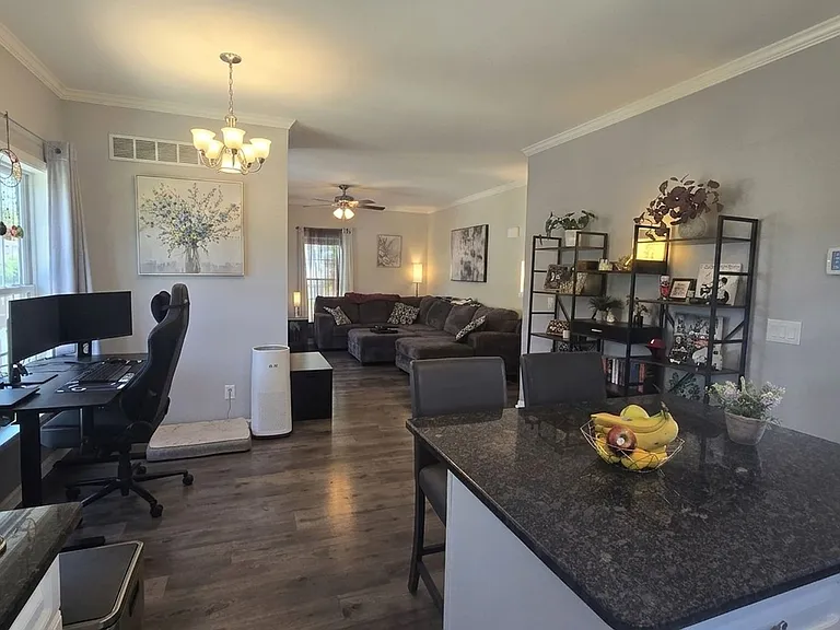 402 Gloucester Ave — Photo 6