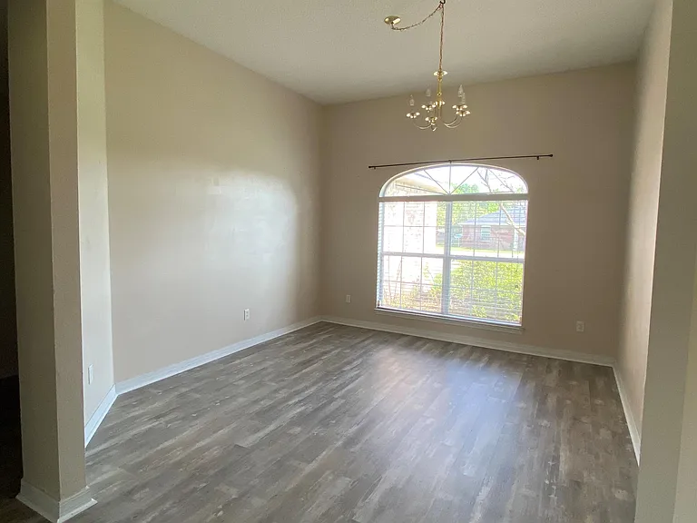 353 Peggy Dr — Photo 3