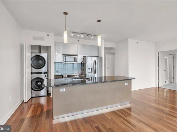 2101 Market St Unit 3704, Philadelphia, PA 19103