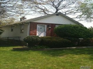 41 Beach St, West Islip, NY 11795