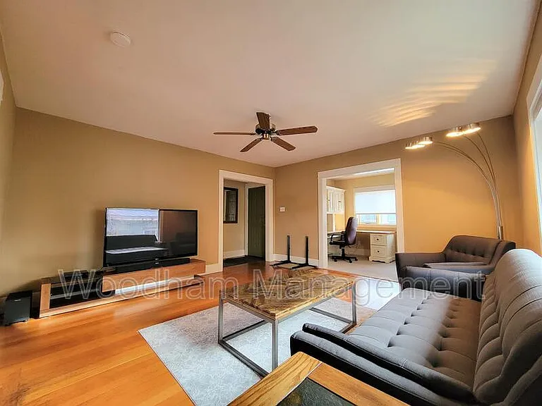 407 N Broadway Ave — Photo 2